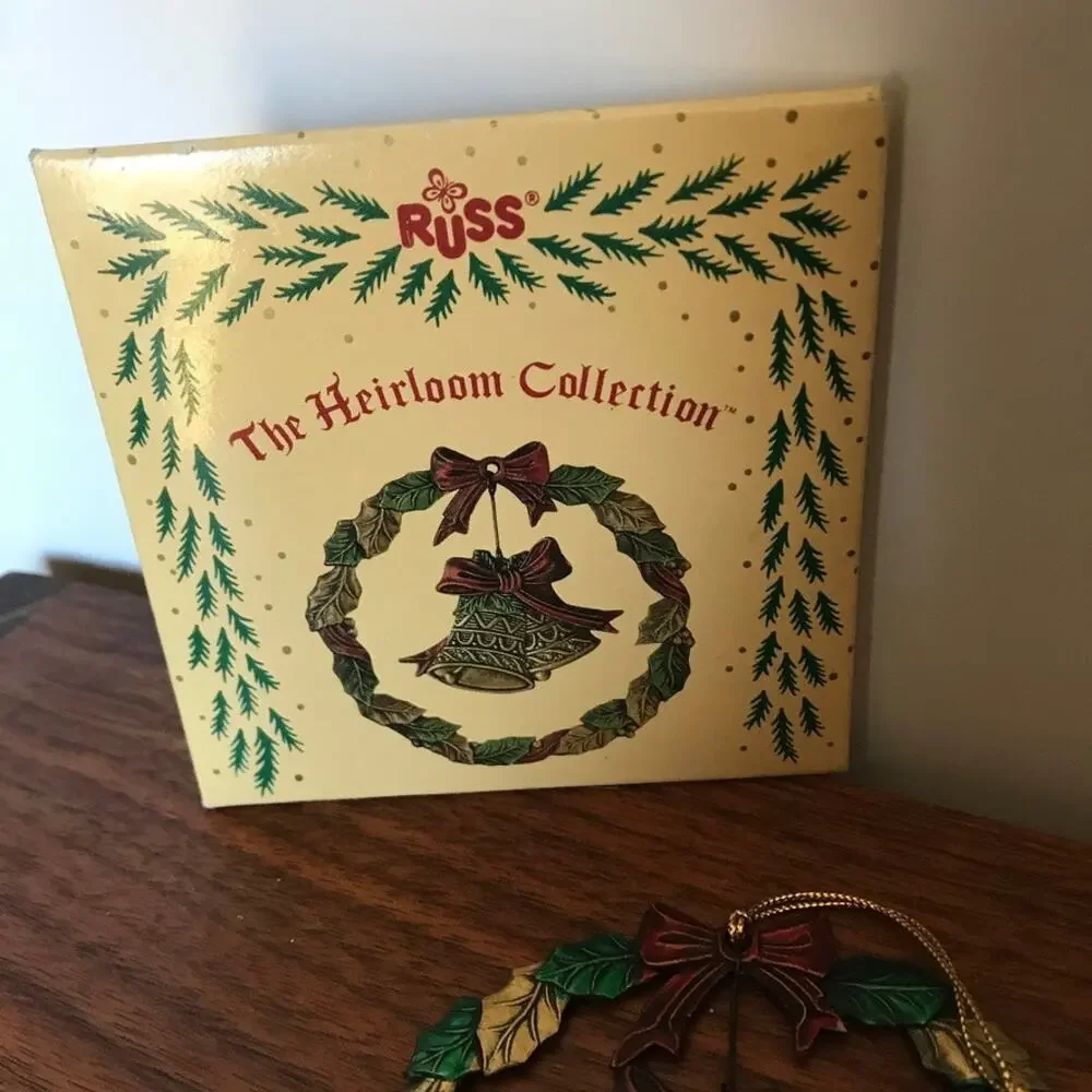 Vintage RUSS Heirloom Collection metal wreath with bow Christmas ornament
